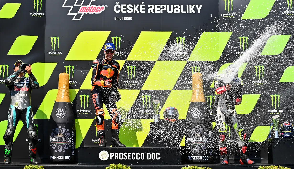 Pembalap Red Bull KTM Factory Racing, Brad Binder, melakukan selebrasi usai menjuarai balapan MotoGP Republik Ceska di Sirkuit Brno, Minggu (9/8/2020). Brad Binder menjadi yang tercepat dengan catatan waktu 41 menit 38,764 detik. (AFP/Joe Klamar)