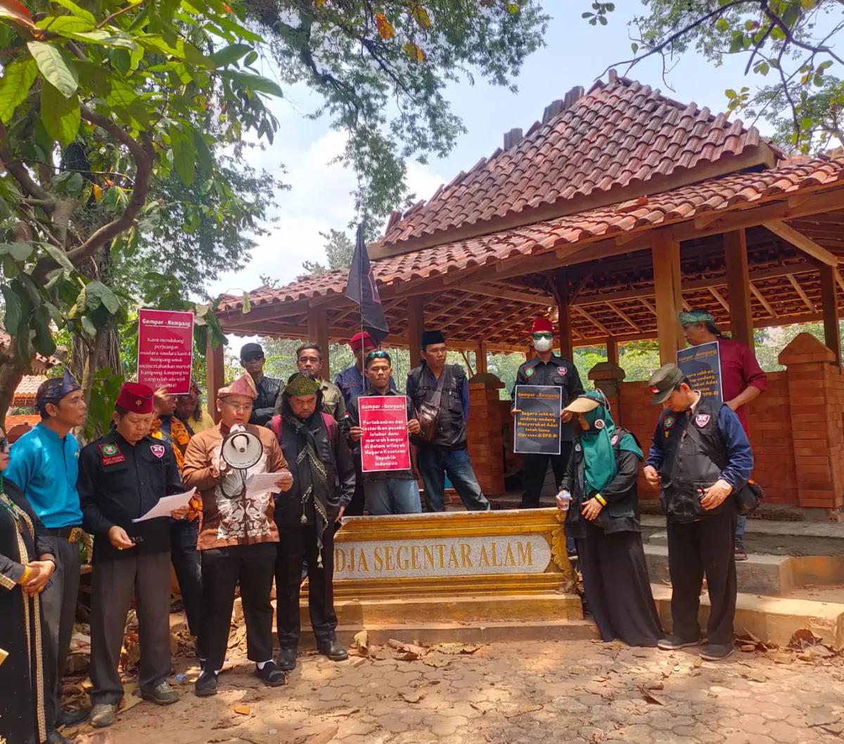 "Watak pemerintah: gusur dulu, AMDAL kemudian," tulis akun Twitter @walhinasional.&nbsp;