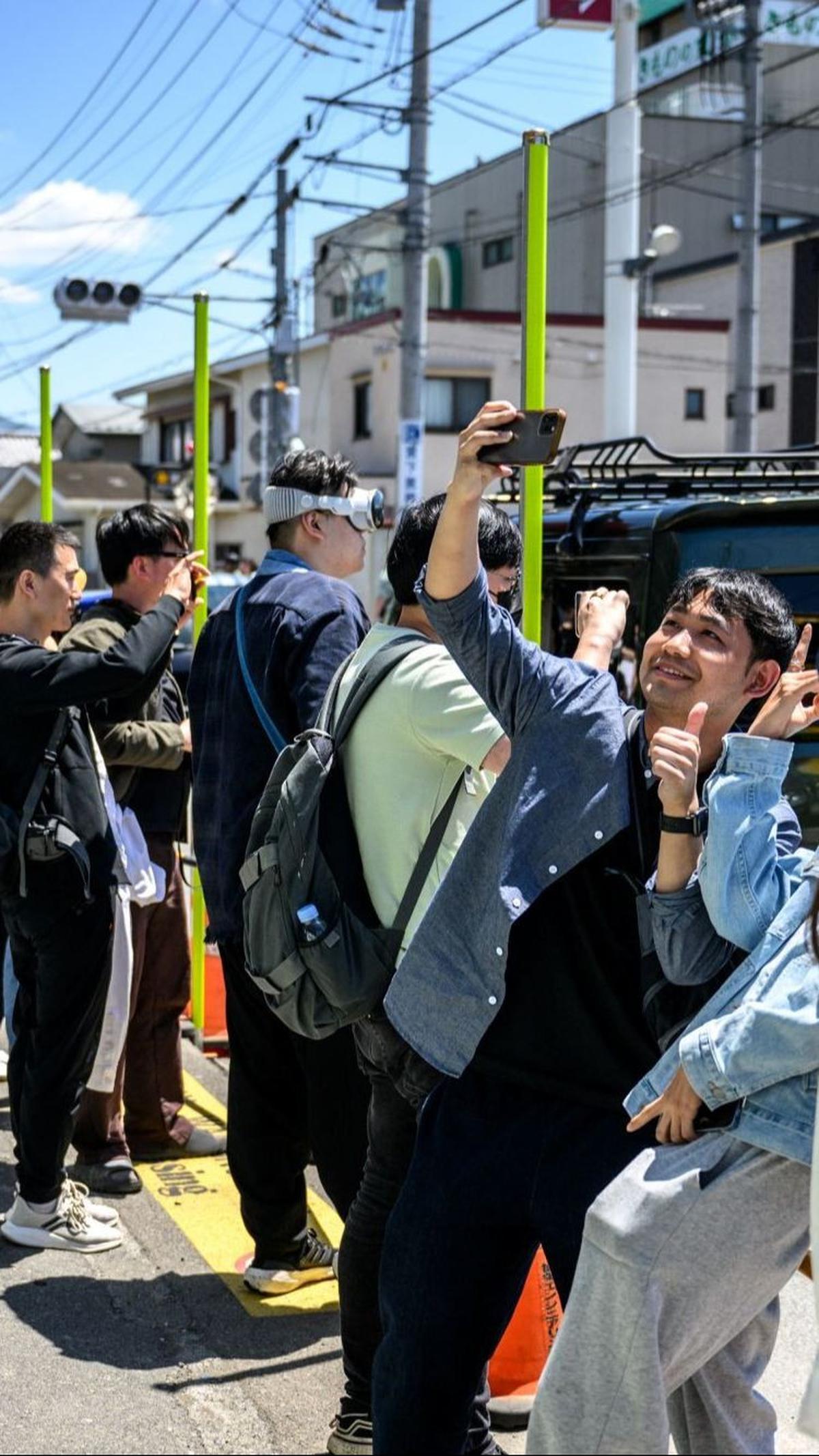 Pihak kota berharap bahwa dengan adanya penghalang ini, wisatawan akan lebih sadar akan pentingnya menjaga keindahan alam dan bertindak dengan bertanggung jawab saat berwisata. Foto: PHILIP FONG / AFP<br>