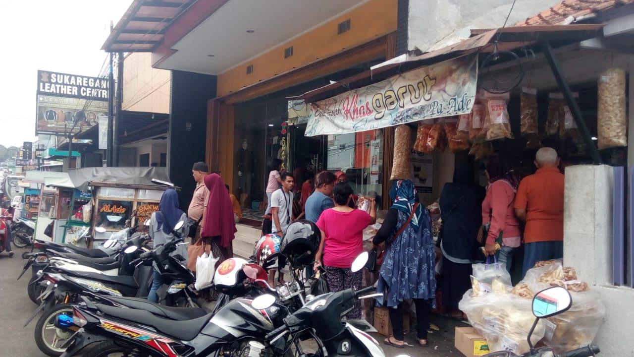 Tampak kaum ibu-ibu tengah membanjiri salah satu gerai oleh-oleh makanan berbahan kulit di salah satu toko kawasan Sukaregang, Garut, Jawa Barat