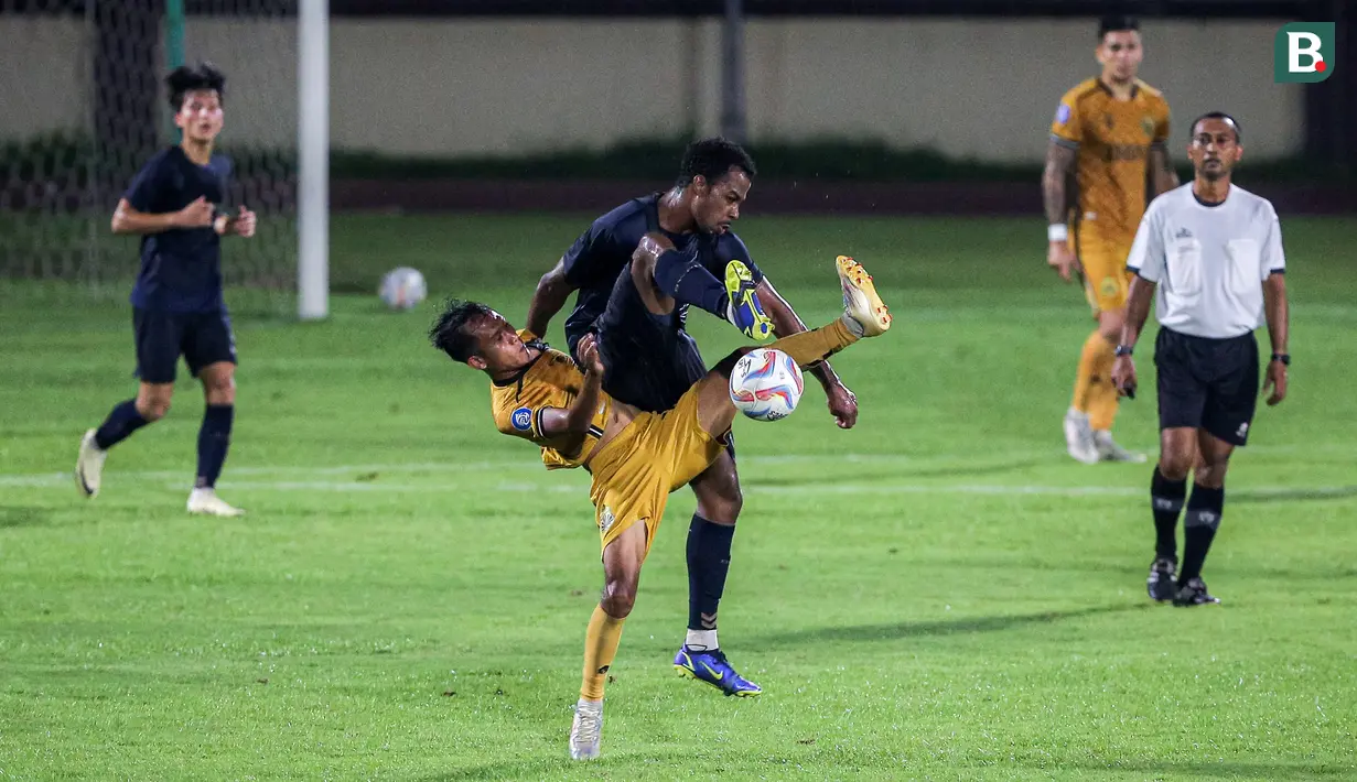 <p>Pemain Bhayangkara FC, Wahyu Subo Seto (tengah kiri) berebut bola dengan pemain Suwon FC, Matheus Trindade saat laga uji coba di Stadion PTIK, Jakarta, Senin (12/02/2024). (Bola.com/Bagaskara Lazuardi)</p>