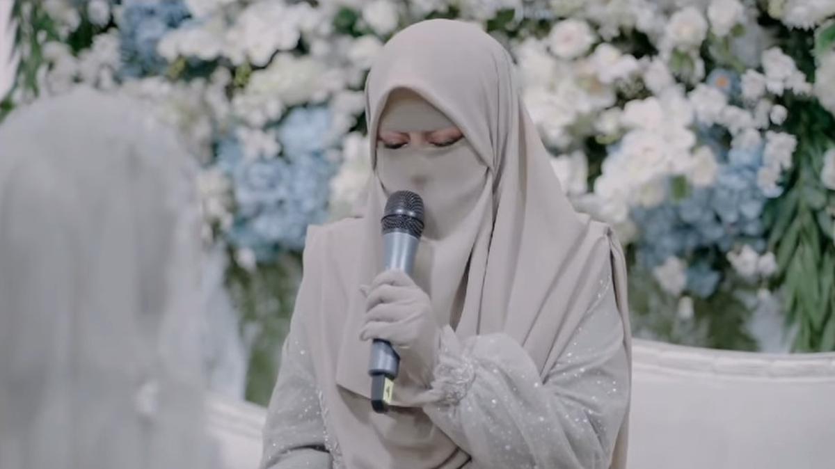 Penjelasan Umi Pipik Soal Mahar Seperangkat Alat Salat