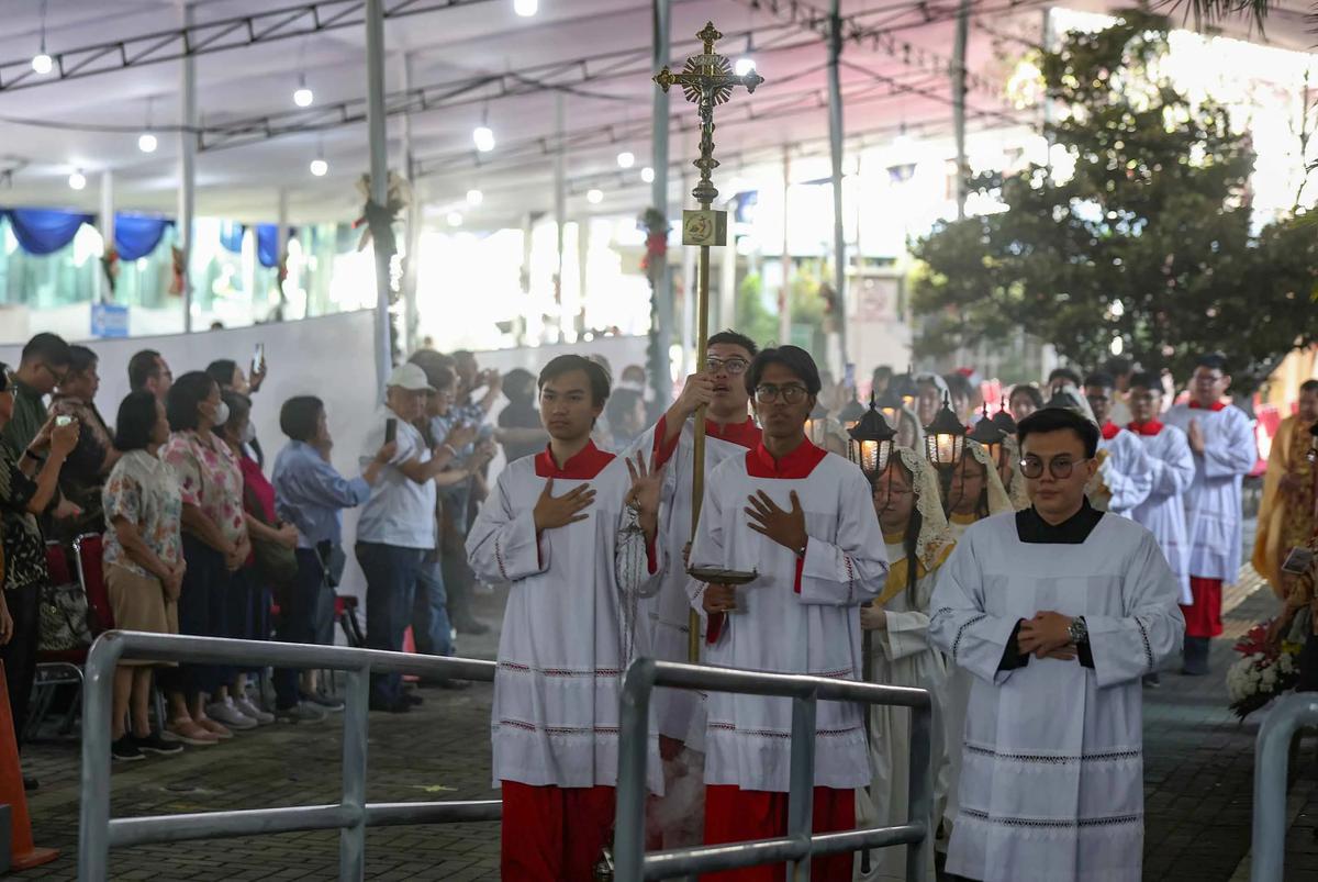 FOTO: Suasana Khidmat Misa Natal 2025 di Gereja Katedral Jakarta Dihadiri Ribuan Umat