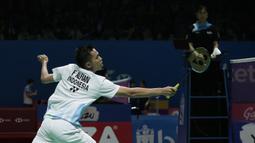 Ganda putra Indonesia, Fajar Alfian / Muhammad Rian, mengembalikan kok saat melawan Takuro Hoki / Yugo Kobayashi pada Indonesia Open 2019 di Istora Senayan, Jumat (19/7). Fajar / Rian kalah 19-21 dan 12-21. (Bola.com/Yoppy Renato)