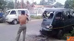 Citizen6, OKU Selatan: Kecelakaan di Kecamatan Simpang Ogan Kemering Ulu atau OKU Selatan, Sumatera Selatan, mengakibatkan dua mobil rusak parah di bagian depan dan seorang meninggal dunia. (Pengirim: Lak Dian)