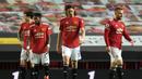 Striker Manchester United, Edinson Cavani (tengah) dan kawan-kawan tertunduk kecewa usai kebobolan gol ketiga saat melawan Liverpool dalam laga lanjutan Liga Inggris 2020/2021 pekan ke-35 di Old Trafford, Kamis (13/5/2021). Manchester United kalah 2-4 dari Liverpool. (AFP/Michael Regan/Pool)