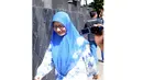 Athiyyah Laila yang datang dengan megenakan jillbab bewarna biru tampak tersenyum saat ditanya wartawan. (Liputan6.com/Faisal R Syam)