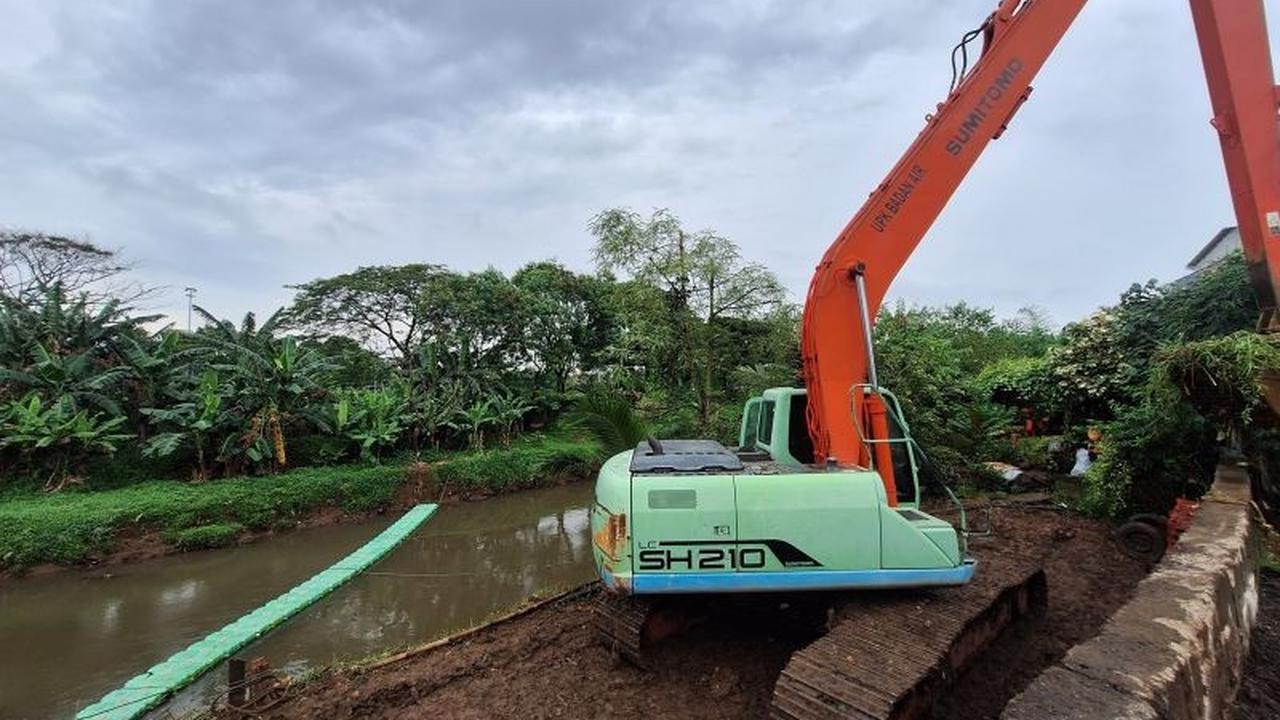 Dinas LH DKI Perkuat Penanganan Sampah di TPU Tanah Kusir dengan Pemasangan Pagar Pembatas