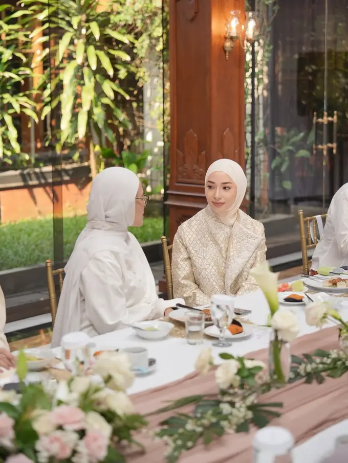 Pesona Perempuan Kuat dari Nikita Willy Berbalut Formal Suit dan Hijab Butter Yellow di Hari Kartini