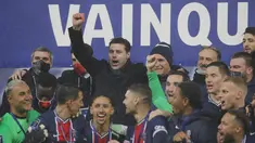 Pelatih PSG, Mauricio Pochettino (tengah) berselebrasi bersama pemain saat meraih trofi Piala Super Prancis 2020/2021 di stadion Bollaert di Lens, Prancis utara, Kamis (14/1/2021). PSG menang atas Olympiqe de Marseille 2-1. (AP Photo/Christophe Ena)