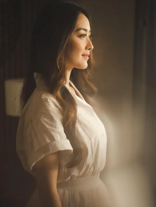 "Beneran gubuk. Beneran rumah kayu yang bawahnya juga kayu tapi lantai yang di bawahnya itu bolong-bolong dan banyak tikus yang lewat," kata Natasha Wilona sambil mengingat momen tersebut.  (Instagram/natashawilona12)