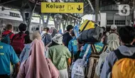 Sejumlah porter membawa barang penumpang kereta api Dharmawangsa dari Surabaya tiba di Stasiun Pasar Senen, Jakarta, Kamis (5/5/2022). Sebanyak 38.400 penumpang yang berangkat dari seluruh stasiun KA Jarak Jauh tiba di area Daop 1 Jakarta pada H+3 lebaran. (Liputan6.com/Faizal Fanani)