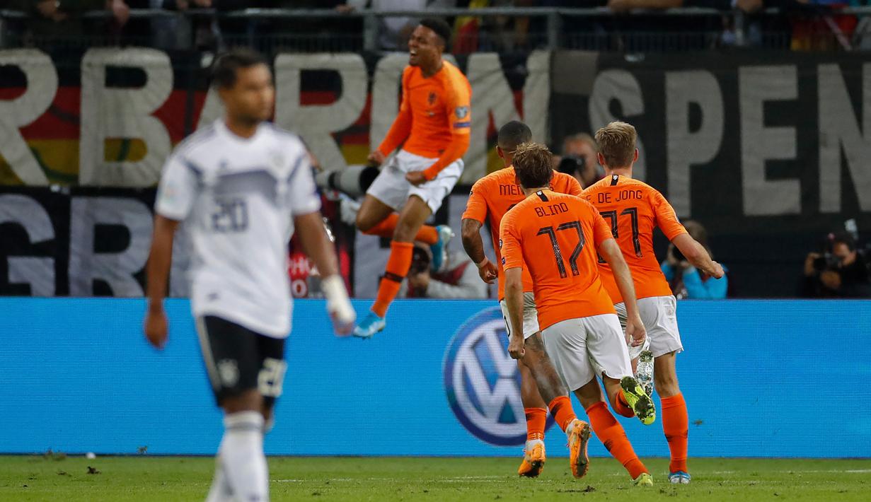 Selebrasi striker Timnas Belanda, Donyell Malen setelah menjebol gawang Timnas Jerman pada laga Grup C Kualifikasi Euro 2020 di Hamburg, Jerman (6/9/209). Donyell Malen mencetak satu gol dalam laga debutnya bersama Timnas Belanda saat menang 4-2 atas Jerman pada ajang kualifikasi Euro 2020 (6/9/2019). Pemain yang masih terikat kontrak dengan Borussia Dortmund hingga JUni 2026 total telah mengoleksi 21 caps dengan raihan 4 gol dan 3 assist. (AFP/Odd Andersen)