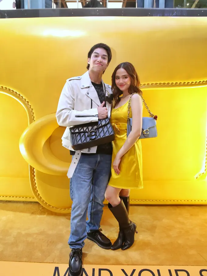 Potret El Rumi dan Syifa Hadju Kompak Tampil Stylish di The Coach Tabby Shop Jakarta, Couple Look yang Bikin Hati Meleleh