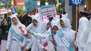 Sejumlah pelajar berkeliling ketika pawai menyambut pergantian Tahun Baru Islam di Jalan Letjen Jamin Ginting, Medan, Sumut, Jumat (24/10/2014). (Antara Foto/Septianda Perdana)