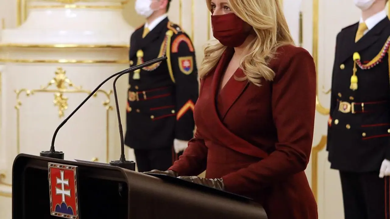 Potret Presiden Slovakia yang tetap stylish meski kenakan atribut pencegahan penularan virus corona