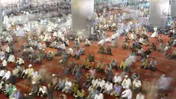 Umat muslim menunggu dimulainya salat Jumat pertama pada bulan Ramadan 1439 H di Masjid Istiqlal, Jakarta, Jumat (18/5). Masjid Istiqlal selalu dipenuhi jamaah pada Shalat Jumat ketika bulan suci Ramadan. (Liputan6.com/Immanuel Antonius)
