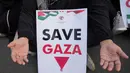 Seorang pengunjuk rasa berdoa dalam sebuah aksi unjuk rasa mendukung Palestina di Gaza, di luar Kedutaan Besar Amerika Serikat di Jakarta, Minggu, 6 Oktober 2024. (AP Photo/Dita Alangkara)
