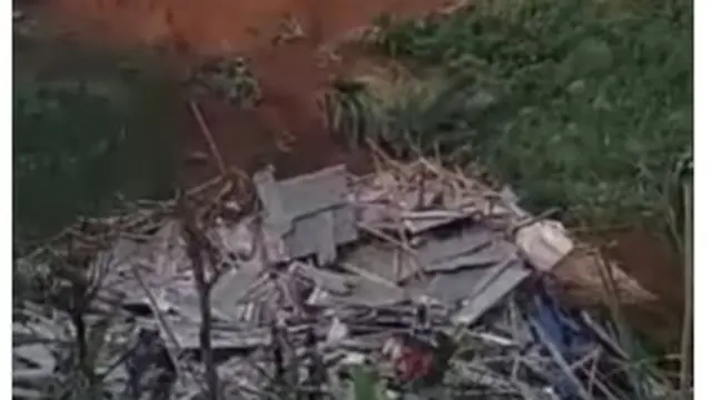 Longsor di Blitar menimpa kandang ayam milik warga. Tiga orang tertimbun. (Istimewa)