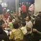 Sejumlah warga dievakuasi saat banjir bandang menerjang pemukiman di kawasan Jalan Braga, Kota Bandung, Kamis malam, 11 Januari 2023. (dok. Humas Pemkot Bandung)