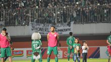Asraq Gufran menyanyikan anthem PSS Sleman 'Sampai Kau Bisa' setelah pertandingan melawan Persebaya Surabaya pada Shopee Liga 1 pekan kedelapan, Sabtu (13/7/2019) di Stadion Maguwoharjo, Sleman, Yogyakarta.