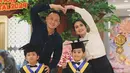 Walaupun terlahir kembar, Magha dan Degha memiliki wajah yang berbeda. Terlihat keduanya tidak identik satu sama lain. Fenomena anak kembar tidak memiliki wajah persis ini merupakan hal yang wajar. Meski begitu, keduanya sama-sama ganteng dan menggemaskan. (Liputan6.com/IG/@dewayoga_07)