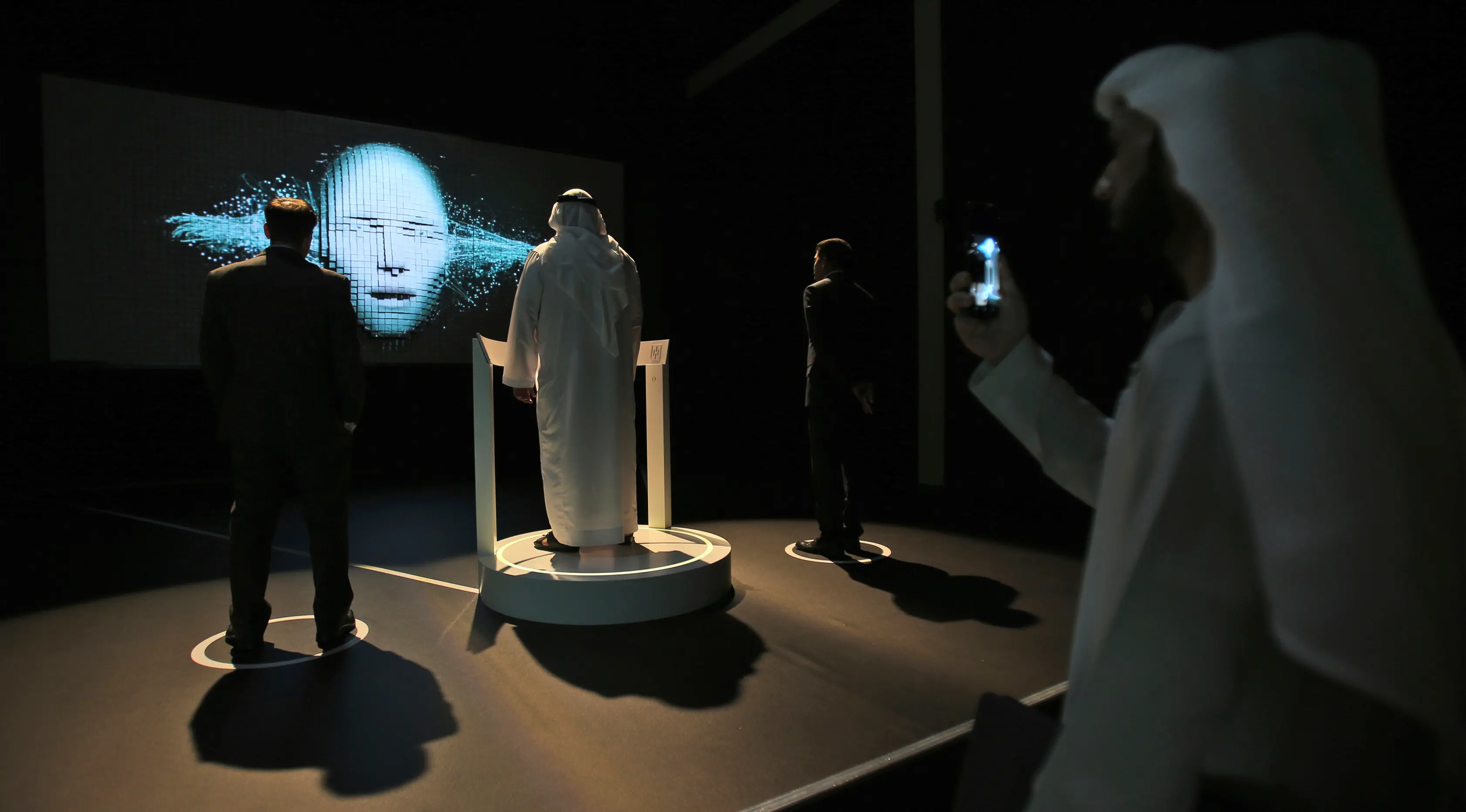 Seorang pria mencoba simulasi di Museum Masa Depan di World Government Summit di Dubai, Uni Emirat Arab (12/2). Museum ini menyediakan laboratorium inovasi dan ruang pamer berbagai bidang. (AP Photo / Kamran Jebreili)