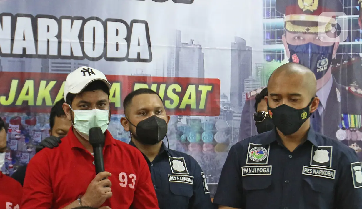 Artis peran Rio Reifan memberikan keterangan dalam rilis kasus narkoba di Polres Metro Jakarta Pusat, Rabu (21/4/2021). Ini merupakan kali keempat Rio Reifan berurusan dengan polisi karena kasus narkoba. (Liputan6com/Herman Zakharia)