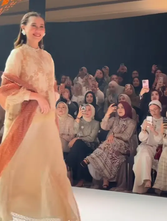 Sorotan lampu dan tepuk tangan penonton menjadi saksi keberhasilan Aaliyah memukau di panggung runway. Kehamilan tak menghalangi langkahnya untuk tetap profesional sebagai model. Banyak yang mengagumi keberaniannya tampil dengan baby bump dan tetap memancarkan pesona luar biasa. (Liputan6.com/IG/@aaliyah.massaid)