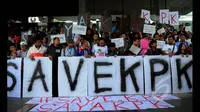 Sejumlah aktivis menggelar aksi dukungan kepada KPK di gedung KPK, Jakarta, Jumat (23/1/2015). Aksi digelar setelah Wakil Ketua KPK Bambang Widjojanto ditangkap Bareskrim Mabes Polri. (Liputan6.com/Faisal R Syam)