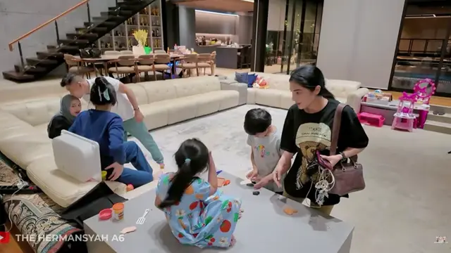 Potret Ruang Keluarga Rumah Aurel Hermansyah (Foto: YouTube The Hermansyah A6)