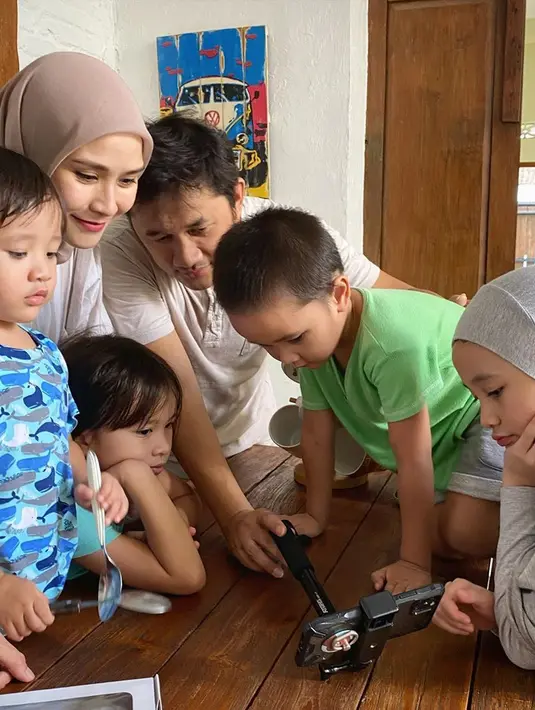 Memberikan contoh lewat perbuatan adalah cara yang dilakukan Zaskia juga. Misalkan tentang memberikan sedeqah, beribadah, dan hal-hal baik lainnya. (Instagram/zaskiadyamecca)