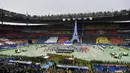 Tak hanya tarian, koreografi bendera peserta serta hiasan raksasa Menara Eiffel meramaikan pembukaan Piala Eropa 2016 jelang laga Prancis melawan Rumania di Stade de France, Prancis, Jumat (10/6/2016) atau Sabtu dini hari WIB. (AFP/Phillippe Lopez)