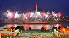 Kembang api menghiasi langit Pyongyang saat merayakan kesuksesan peluncuran bom hidregon antarbenua di Kim Il Sung Square, Korea Utara, Rabu (6/9). Bom hidrogen itu diklaim memiliki kekuatan yang jauh lebih merusak daripada bom atom (STR/KCNA VIS KNS/AFP)