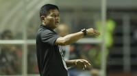 Pelatih Sriwijaya FC, Hartono Ruslan, saat pertandingan melawan PS TNI pada laga Liga 1 Indonesia di Stadion Pakansari, Bogor, Rabu, (25/10/2017). PS TNI menang 2-1 atas Sriwijaya FC. (Bola.com/M Iqbal Ichsan)