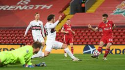 Striker Liverpool, Diogo Jota, berusaha mencetak gol ke gawang Midtjylland pada laga Liga Champions 2020/2021 di Stadion Anfield, Rabu (28/10/2020) dini hari WIB. Liverpool menang 2-0 atas Midtjylland. (AFP/Michael Regan/pool)