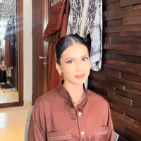 Penampillan Dea Annisa saat Jadi Bridesmaid Ranty Maria. [@bynathaniagrace]