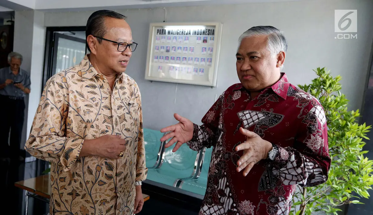 Utusan Khusus Presiden Din Syamsuddin berbincang dengan Ketua Presidium Konferensi Waligereja Indonesia (KWI) Ignatius Suharyo (kiri) usai melakukan pertemuan di Kantor KWI, Jakarta, Selasa (31/10). (Liputan6.com/Johan Tallo)