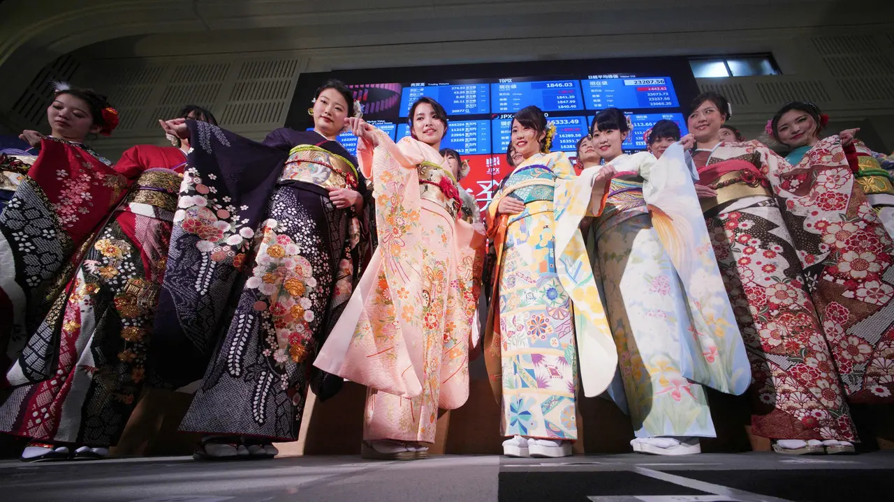 Wanita-Wanita Cantik Berkimono Hiasi Pembukaan Bursa Saham Tokyo
