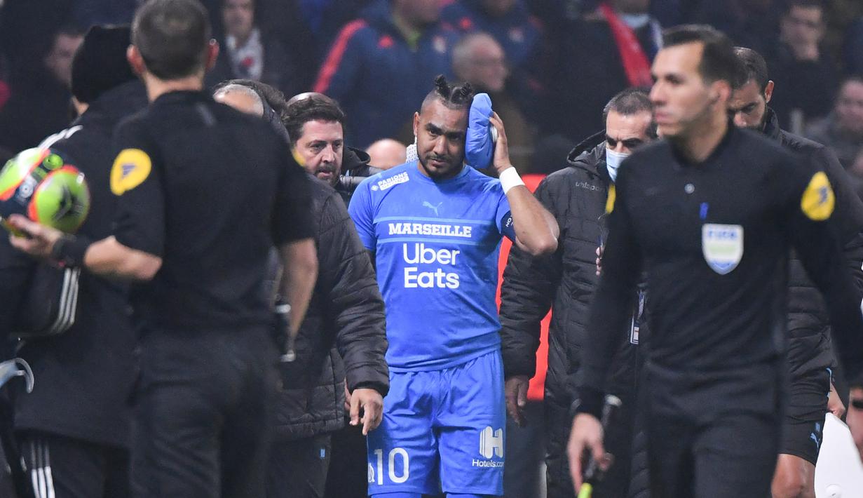 Wasit Ruddy Buquet dengan sigap mengirim para pemain kedua kesebelasan ke ruang ganti. Setelah nyaris dua jam dalam situasi tak pasti, laga Lyon vs Marseille diputuskan untuk ditunda. (AFP/Philippe Desmazes)