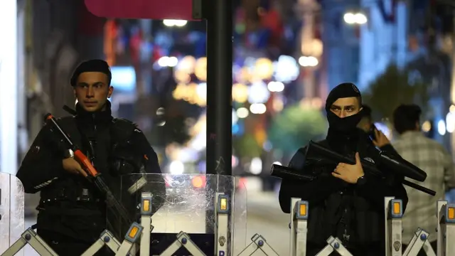 Polisi di pintu masuk pejalan kaki Istiklal Avenue yang populer di Istanbul, Minggu malam, 13 November 2022 [Emrah Gurel/ AP]