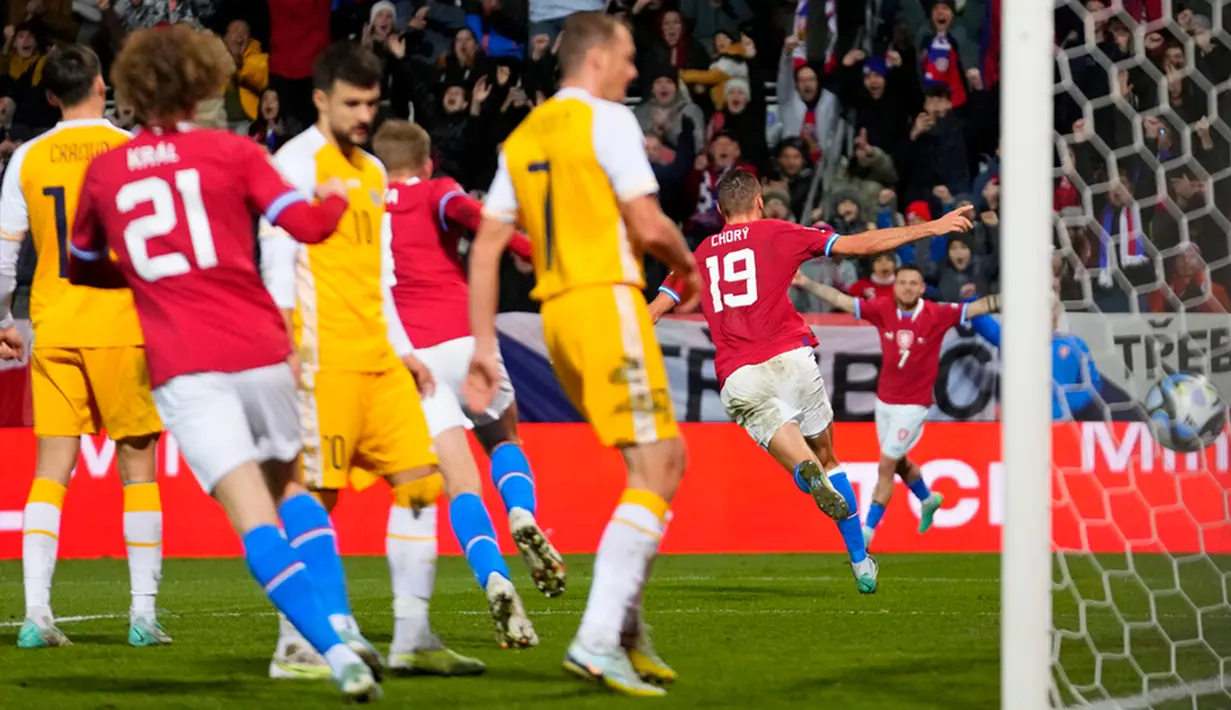Sebanyak 20 tempat sudah berhasil diperebutkan melalui babak kualifikasi utama dengan status juara dan peringkat kedua grup dari 10 grup. Sementara tiga tempat lain diperebutkan melalui  babak play-off kepada tim dengan performa terbaik di Nations League 2022-2023, yang belum lolos ke putaran final melalui babak kualifikasi utama. (AP Photo/Petr David Josek)