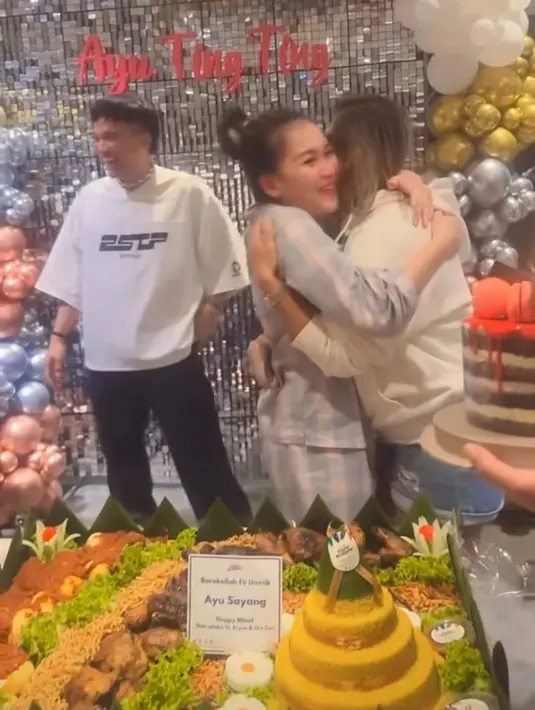 <p>Ibu satu anak tersebut merayakan ulang tahun bersama para sahabat. Dia terkejut dengan surprise ultah yang disiapkan. (Foto: Instagram/ ayutingting92)</p>