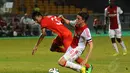 Rohit Chand (Persija-kiri) harus bermain ekstra keras menahan laju serangan pemain Ajax Amsterdam, Lucas Andersen saat berlaga di Stadion GBK Jakarta, (11/5/2014). (Liputan6.com/Helmi Fithriansyah)