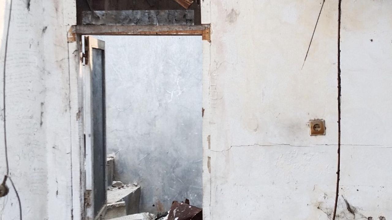 Kondisi salah satu ruang di rumah Putri dengan plafon yang jebol dan puing-puing genteng yang berserakan di lantai.