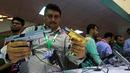 Seorang pengunjung membandingkan pistol saat Pameran Pertahanan Internasional dan Seminar "IDEAS 2016" di Karachi, Pakistan (23/11). Pameran alat tempur ini banyak diikuti oleh industri senjata dari berbagai negara. (Reuters/Akhtar Soomro)