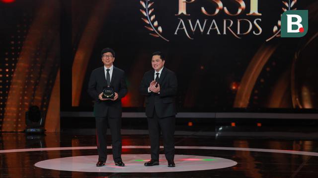 Managing Director Emtek, Sutanto Hartono (kiri) menerima apresiasi sebagai official broadcaster PSSI Awards 2026, yang diserahkan oleh Ketua PSSI, Erick Thohir di Studio 6 Emtek City, Jakarta Barat, pada Sabtu (28/3/2026) malam WIB. (Bola.com/Bagaskara Lazuardi)