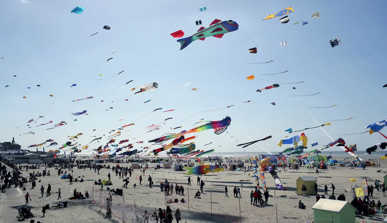 Layang-layang menghiasi langit selama festival Layang-layang Internasional ke-31 di Berck, Prancis, (6/4). Festival ini diselenggarakan di Berck-sur-Mer setiap bulan April dan berlangsung selama 10 hari. (AP Photo / Thibault Camus)