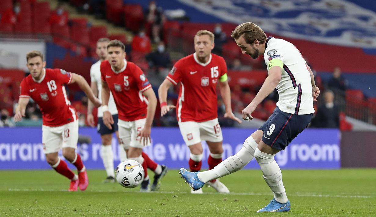 Striker Inggris, Harry Kane melakukan eksekusi penalti yang berbuah gol pertama Inggris ke gawang Polandia dalam laga lanjutan Kualifikasi Piala Dunia 2022 Zona Eropa Grup I di Wembley Stadium, London, Rabu (31/3/2021). Inggris menang 2-1 atas Polandia. (AP/Catherine Ivill/Pool)