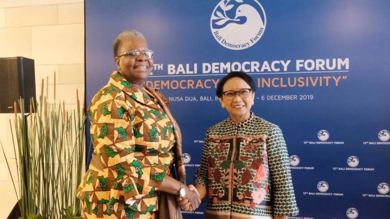 Menlu RI Retno Marsudi bertemu Menteri Kerja Sama dan Hubungan Internasional Namibia, Netumbo Nandi-Ndaitwah, di sela-sela kegiatan Bali Democracy Forum/BDF ke-12 di Nusa Dua, Bali. (Dokumentasi Kemlu RI)